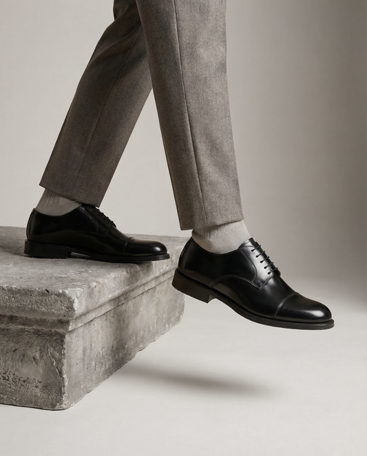 Stringata nera a punta tonda in pelle spazzolata