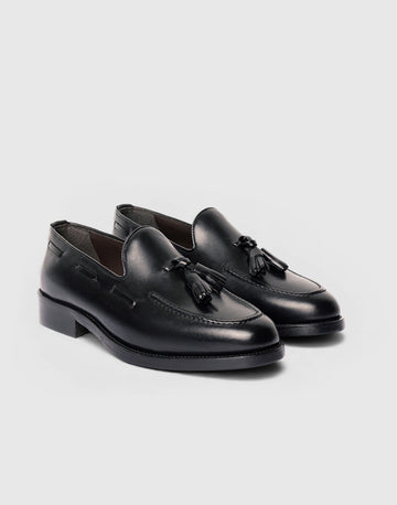 Mocassino con nappine in pelle nera