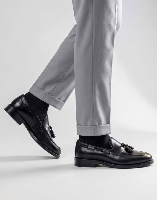 Mocassino con nappine in pelle nera